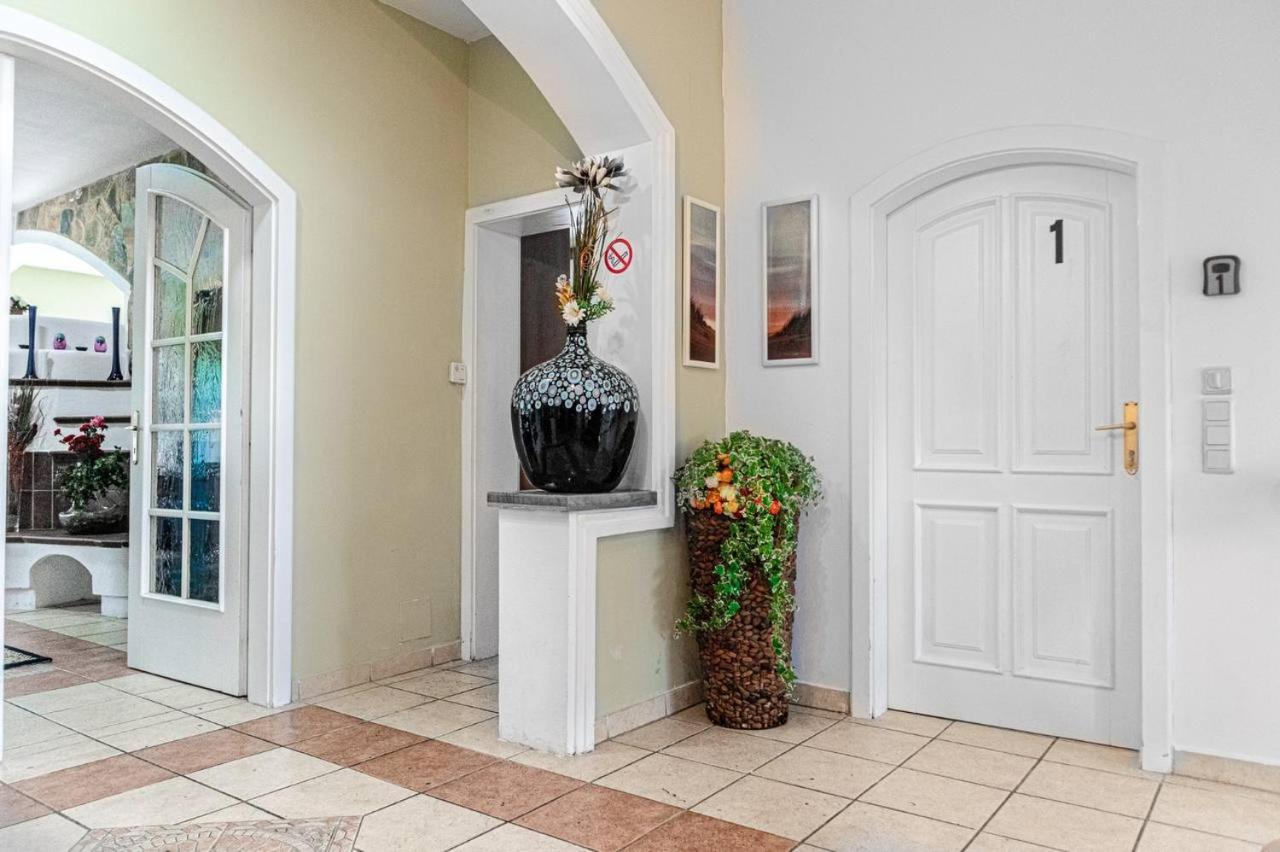 Comfortable Rooms In A Beautiful House Gd Wina Bagian luar foto