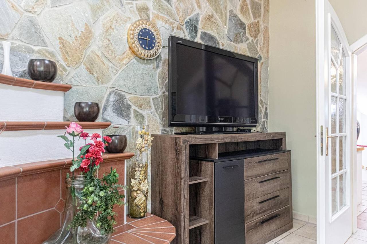 Comfortable Rooms In A Beautiful House Gd Wina Bagian luar foto